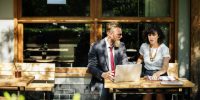 How does a business broker help in selling a restaurant?